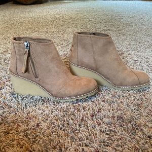 Toms Avery Wedge booties 6.5
